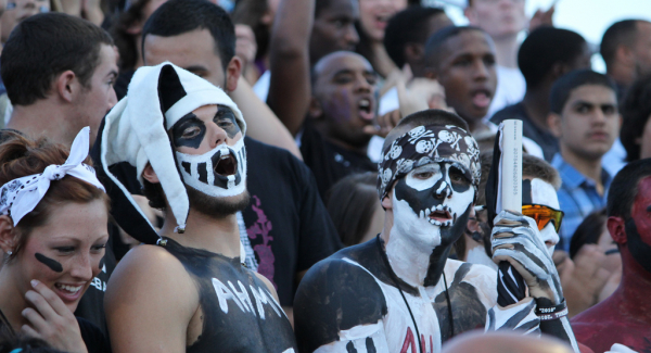 Friday Night Football from Fourstuarts via Flickr (www.flickr.com/photos/fourstuarts/5190955663/in/photolist-8UH1gz-8AD3aB-8GkMY7-deWXym-paP1vJ-7vWVXy-aKFwJH-7wLpma-dmbeUi-5ji1zw-7wLpDk-7wLEAa-6TSmUH-7wLpvp-7wQsH3-74thno-7wQdHJ-7wQknY-7wLsoH-7wLs4D-7wLotr-pNgcVA-7wQdzA-7wQpfE-RphEgF-gMcTs2-eYMinb-7wQr2o-fNME86-7wLuQi-oRoWwz-7wLrRe-7wLyBz-7wLqXn-7wLFDF-7wLzEa-dmbk55-7wLpbz-7wLnok-7wLBTP-7wLoCx-72XdDY-7wLuBk-7wLsjX-7wQg6L-7wQmKh-7wQqdh-7wQtHu-7wLFre-SpsmzQ),cc (https://creativecommons.org/licenses/by/2.0/)